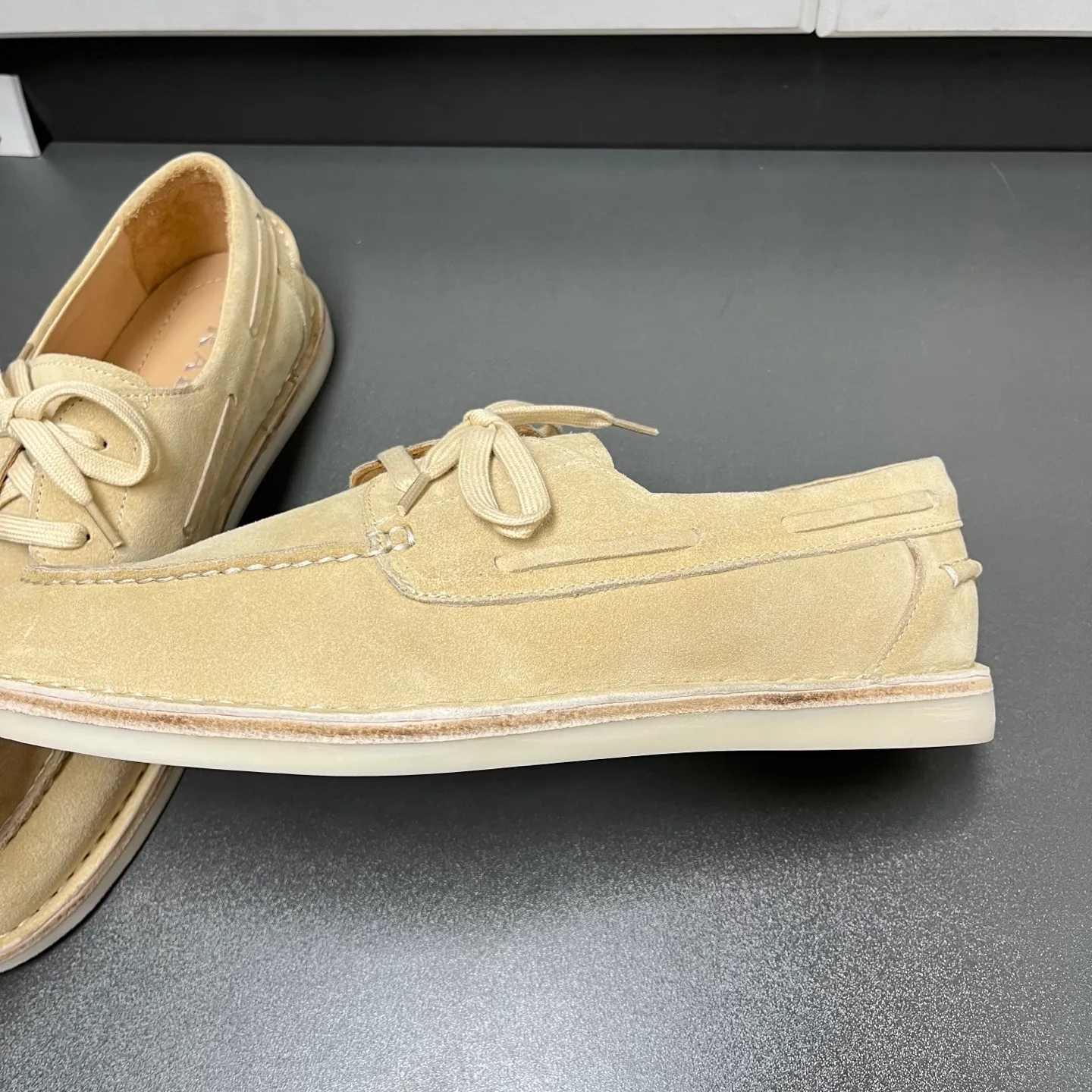 💰840 Prada men's new lace-up leather loafers. Made of flocked two-layer cow leather, these shoes combine classic design with handmade details, blending sophistication with casual comfort. Designed in a lace-up style, with open-stitched seams on the skirt, 1.5cm white rubber soles with leather welts, dyed calfskin lining, and silver-labeled cowhide feet, the style is simple and elegant. C leather shoe size: 39/40/41/42/43/44 khaki original box packaging + dust bag